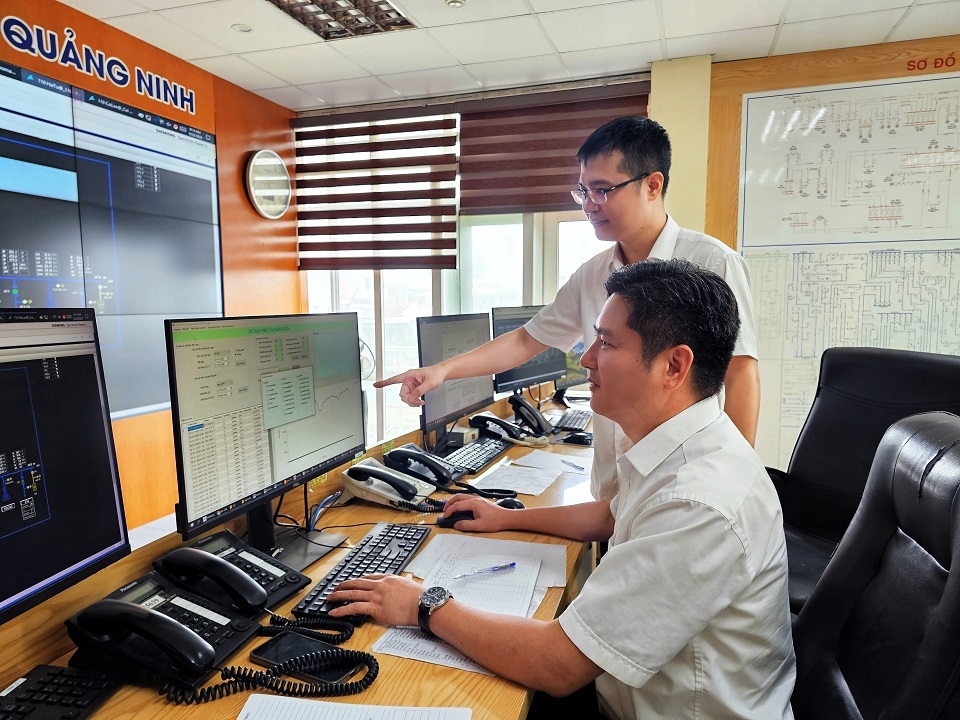 Anh Vũ Việt Hồng - Điều độ vi&ecirc;n CTĐL Quảng Ninh c&ugrave;ng đồng nghiệp ph&ograve;ng Điều độ Nguyễn Hồng Lĩnh trao đổi s&aacute;ng kiến &ldquo;X&acirc;y dựng giải ph&aacute;p dự b&aacute;o phụ tải bằng tr&iacute; th&ocirc;ng minh nh&acirc;n tạo ứng dụng Machine Learning (ML)&rdquo;