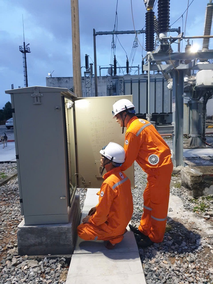 Anh Vũ Việt Hồng c&ugrave;ng nh&acirc;n vi&ecirc;n Tổ thao t&aacute;c lưu động kiểm tra hệ thống điện tại TBA 110 kV Giếng Đ&aacute;y