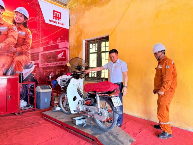 Hơn 1.200 c&ocirc;ng nh&acirc;n ng&agrave;nh Điện Nghệ An được hỗ trợ bảo dưỡng phương tiện.