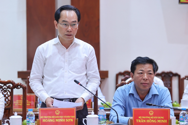 Bộ trưởng Bộ Gi&aacute;o dục v&agrave; Đ&agrave;o tạo Ho&agrave;ng Minh Sơn ph&aacute;t biểu tại cuộc l&agrave;m việc - Ảnh: VGP/Nhật Bắc