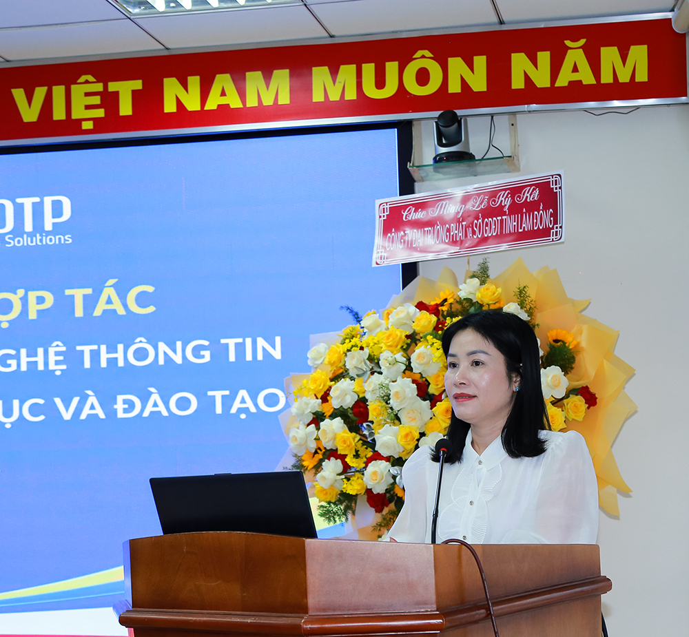 Đồng ch&iacute; L&ecirc; Thị B&iacute;ch Li&ecirc;n, TUV, Gi&aacute;m đốc Sở Gi&aacute;o dục v&agrave; Đ&agrave;o tạo tỉnh L&acirc;m Đồng ph&aacute;t biểu tại buổi lễ.