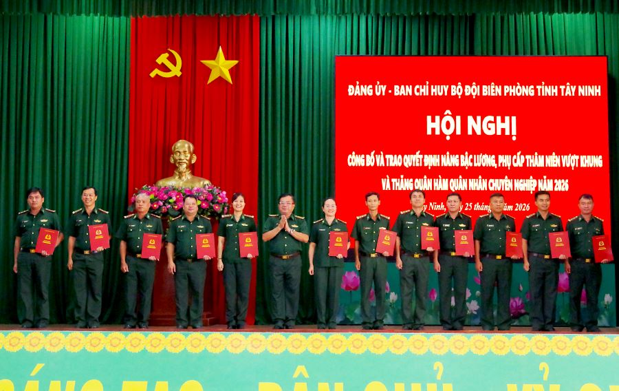 Đại t&aacute; Phạm Văn Cờ, Ph&oacute; Chỉ huy trưởng, Tham mưu trưởng Ban Chỉ huy BĐBP tỉnh trao quyết định cho c&aacute;c đồng ch&iacute; QNCN