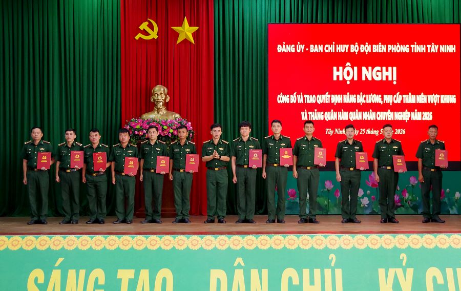 Bộ đội Biên phòng Tây Ninh trao các quyết định nâng bậc lương, phụ cấp thâm niên vượt khung và thăng quân hàm QNCN năm 2026