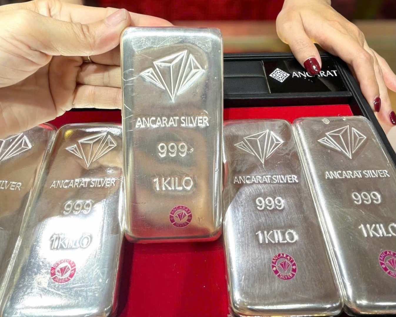 Giá bạc hôm nay 27/5: Tiếp đà giảm