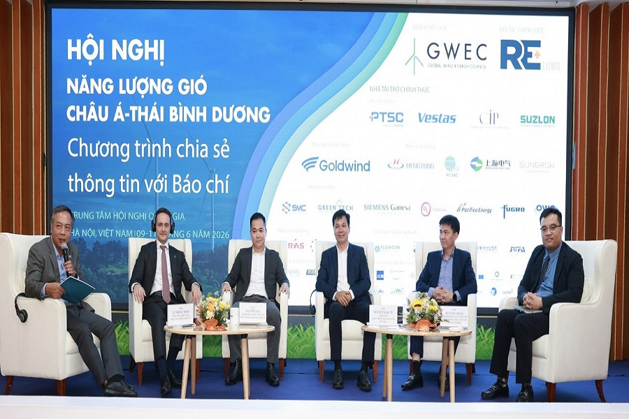 C&aacute;c đại biểu th&ocirc;ng tin về tiềm năng ph&aacute;t triển điện gi&oacute; Việt Nam. Ảnh: Ch&iacute; Cường
