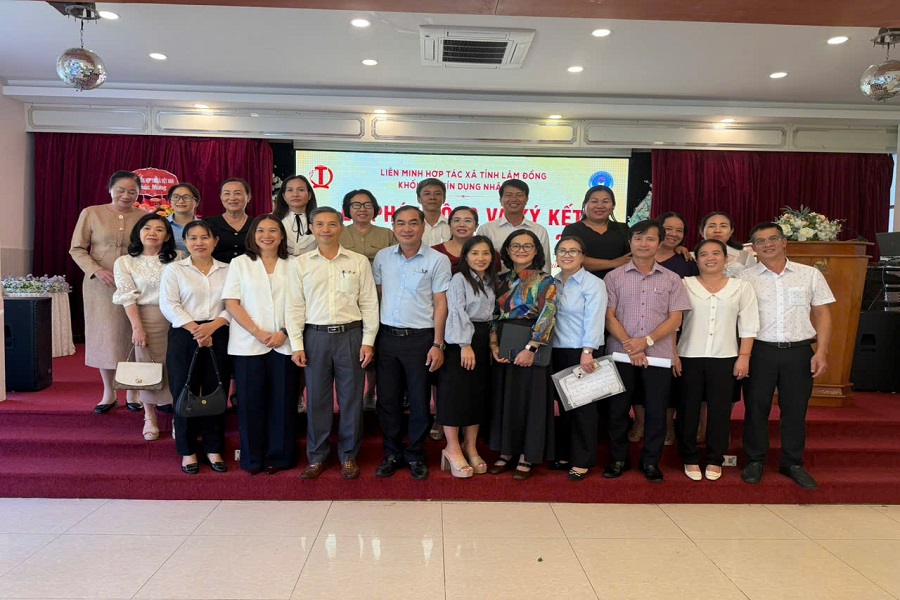 Đại biểu tham dự Hội nghị chụp h&igrave;nh lưu niệm.