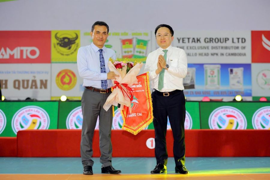 Đại diện BTC Giải trao cờ lu&acirc;n lưu đăng cai cho Đại diện TP. Đồng Nai, đơn vị sẽ tổ chức giải b&oacute;ng chuyền nữ quốc tế Cup VTV9 - B&igrave;nh Điền lần thứ XVI năm 2027.