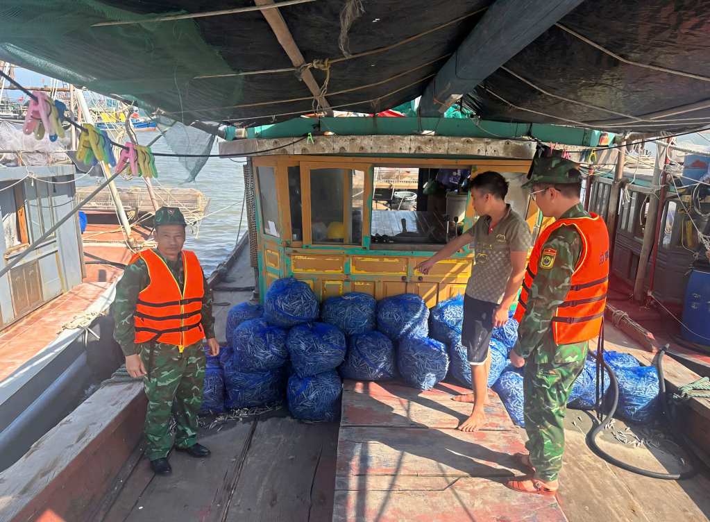 Quảng Ninh: Phát hiện 5 tàu cá tàng trữ ngư cụ cấm