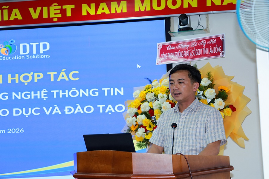 Đồng ch&iacute; Phan Đức Th&aacute;i, Ph&oacute; Gi&aacute;m đốc Sở Gi&aacute;o dục v&agrave; Đ&agrave;o tạo ph&aacute;t biểu tại buổi lễ.