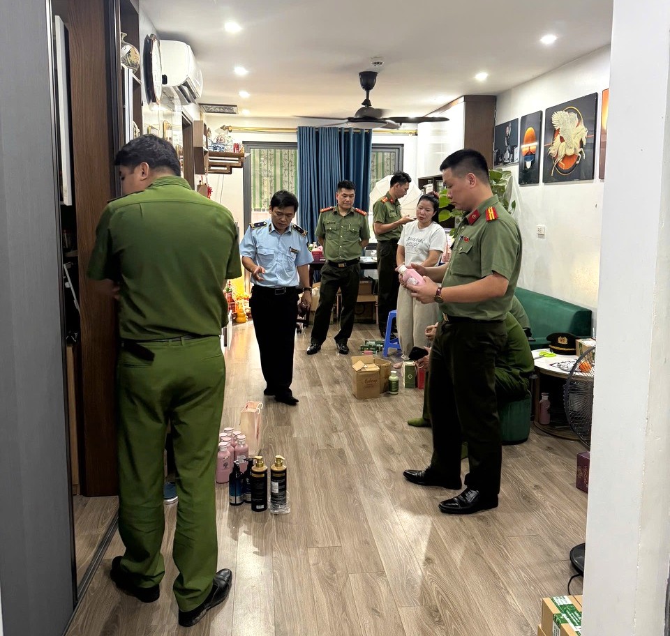 Lực lượng chức năng kiểm tra cơ sở kinh doanh hộ kinh doanh của b&agrave; Đ&agrave;o Thị Hồng Ng&acirc;n
