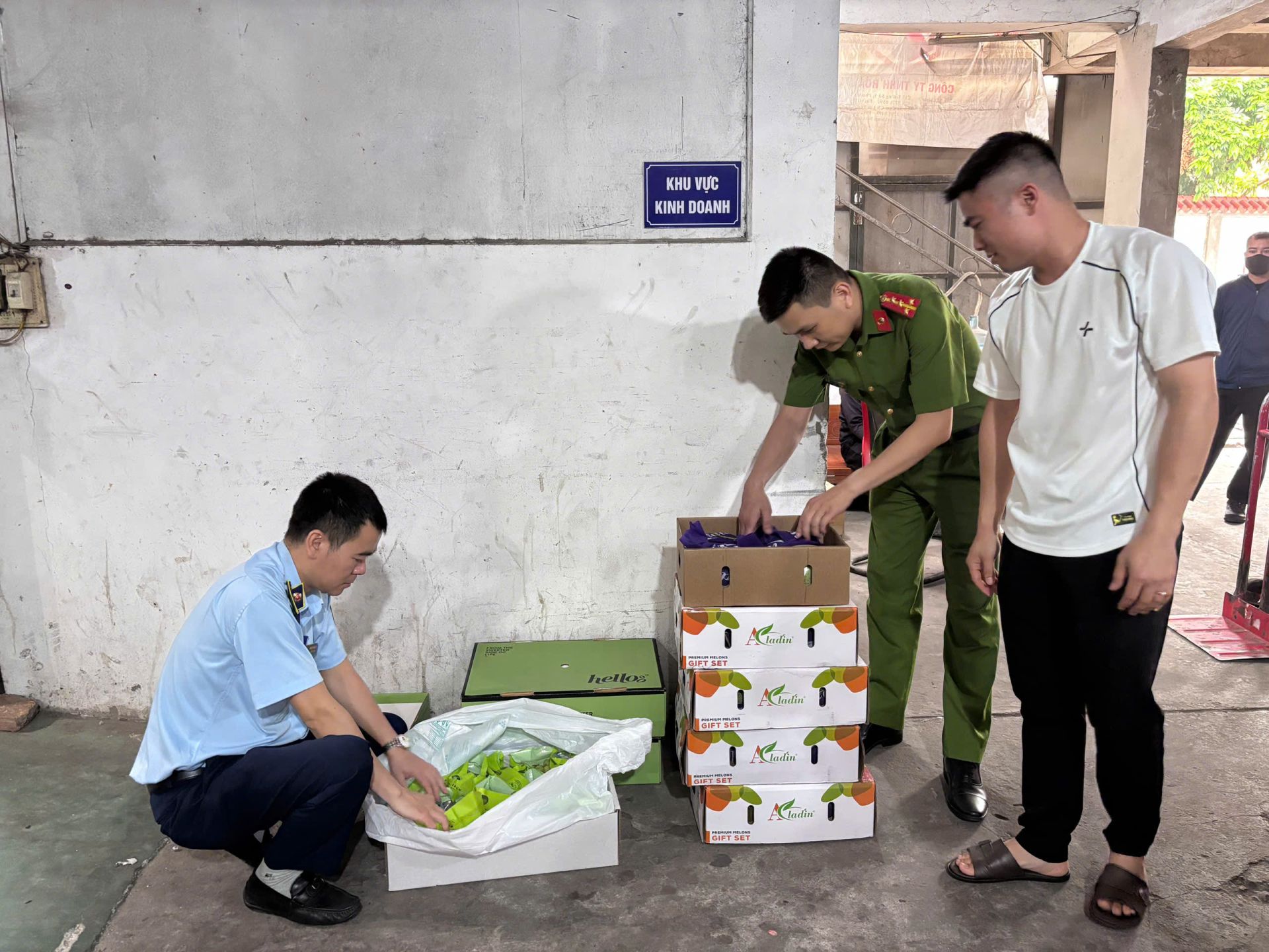 Lực lượng chức năng H&agrave; Nội tạm giữ l&ocirc; h&agrave;ng h&oacute;a vi phạm