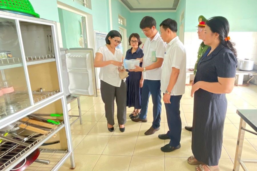 Đo&agrave;n kiểm tra việc lưu mẫu thực phẩm tại c&aacute;c bếp ăn b&aacute;n tr&uacute; trường học