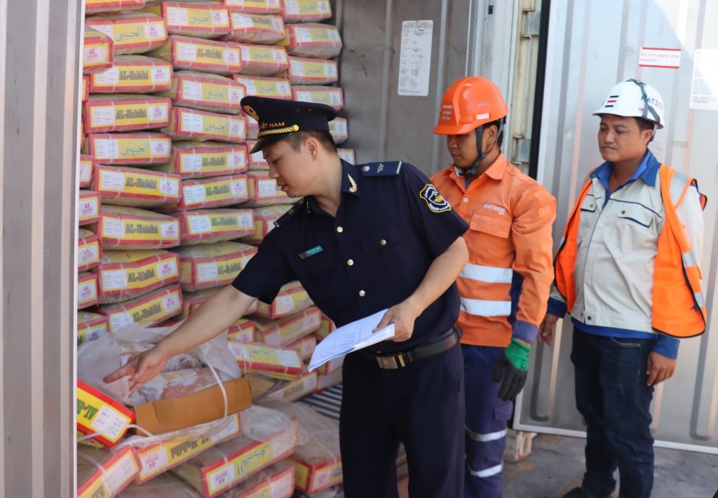 Hoạt động nghiệp vụ của công chức Chi cục Hải quan khu vực III. Ảnh: TB Hoạt động nghiệp vụ của công chức Chi cục Hải quan khu vực III. Ảnh: TB