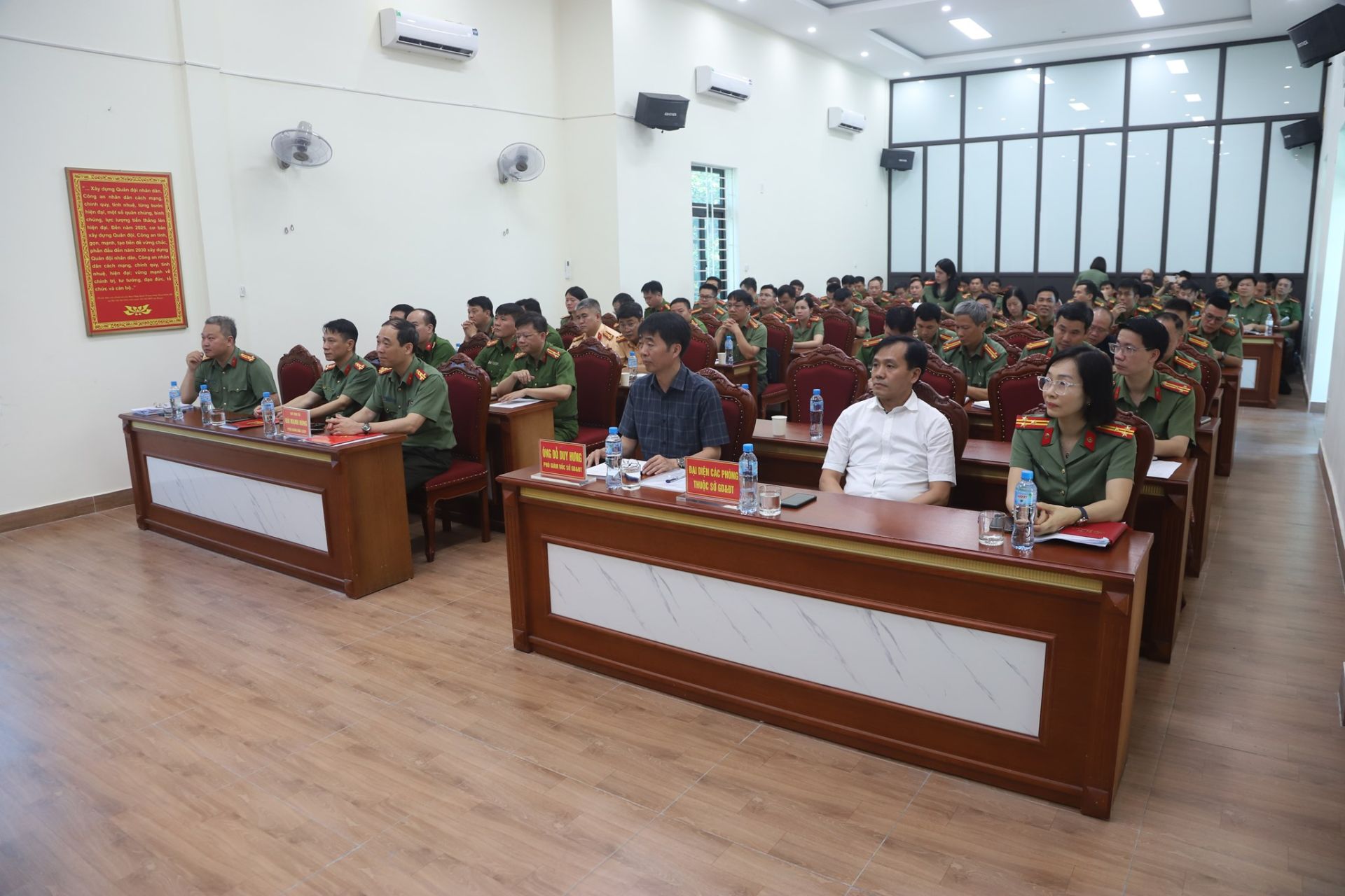 Quang cảnh hội nghị.