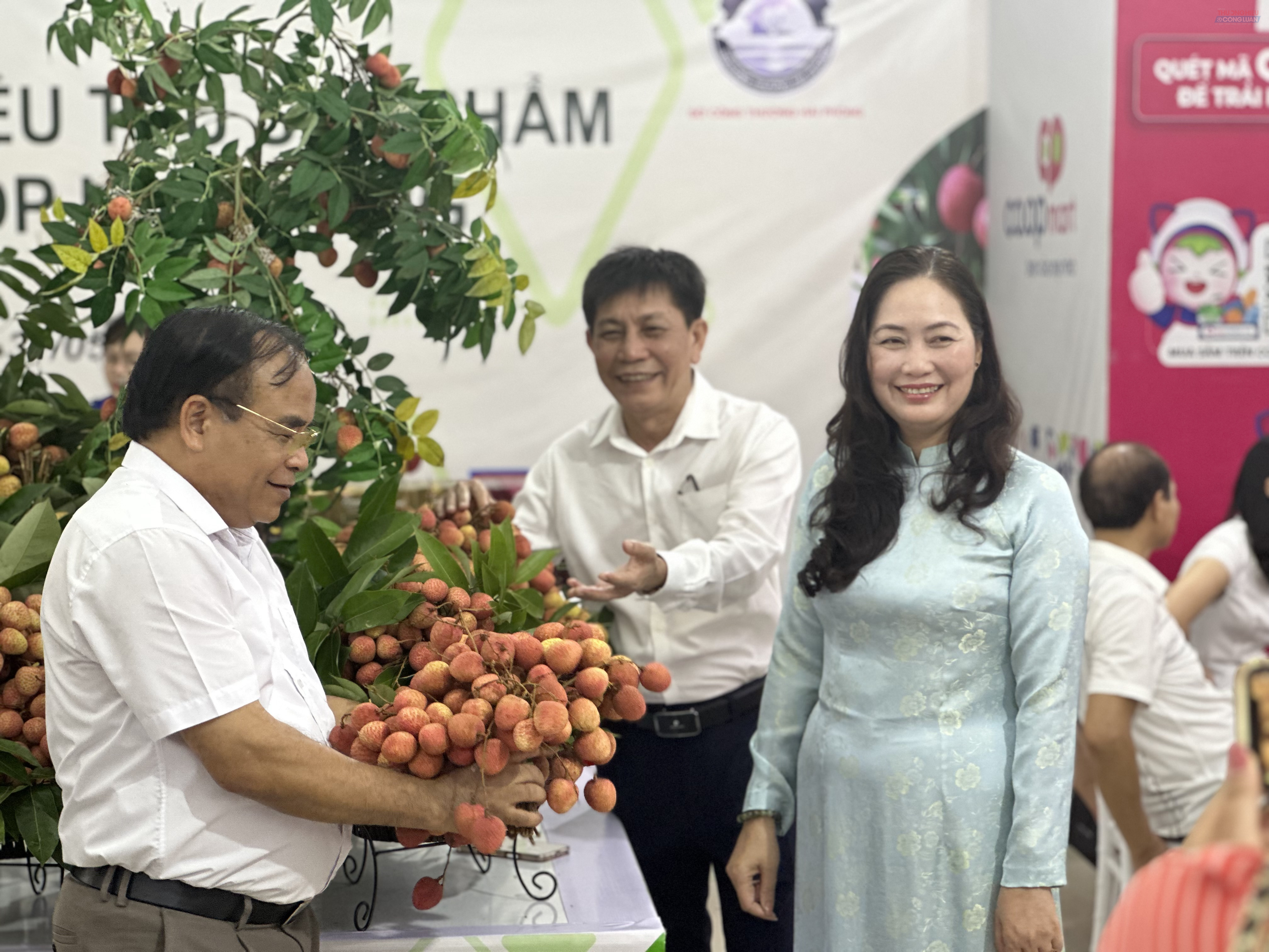B&agrave; Vũ Thị Kim Phượng, Ph&oacute; gi&aacute;m đốc Sở C&ocirc;ng Thương Hải Ph&ograve;ng c&ugrave;ng c&aacute;c đại biểu tham quan c&aacute;c gian h&agrave;ng trưng b&agrave;y sản phẩm đặc trưng của Hải Ph&ograve;ng.