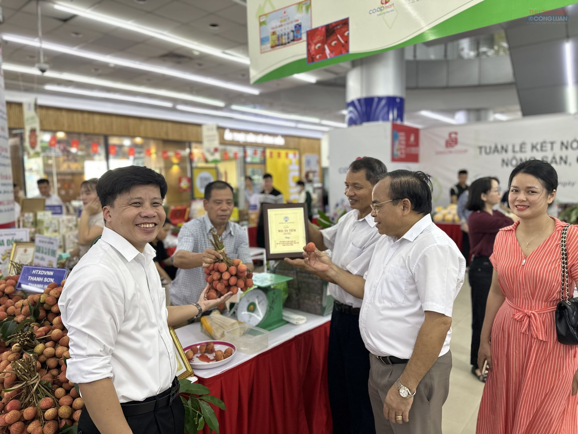 C&aacute;c đại biểu tham quan v&agrave; thưởng thức đặc sản địa phương.