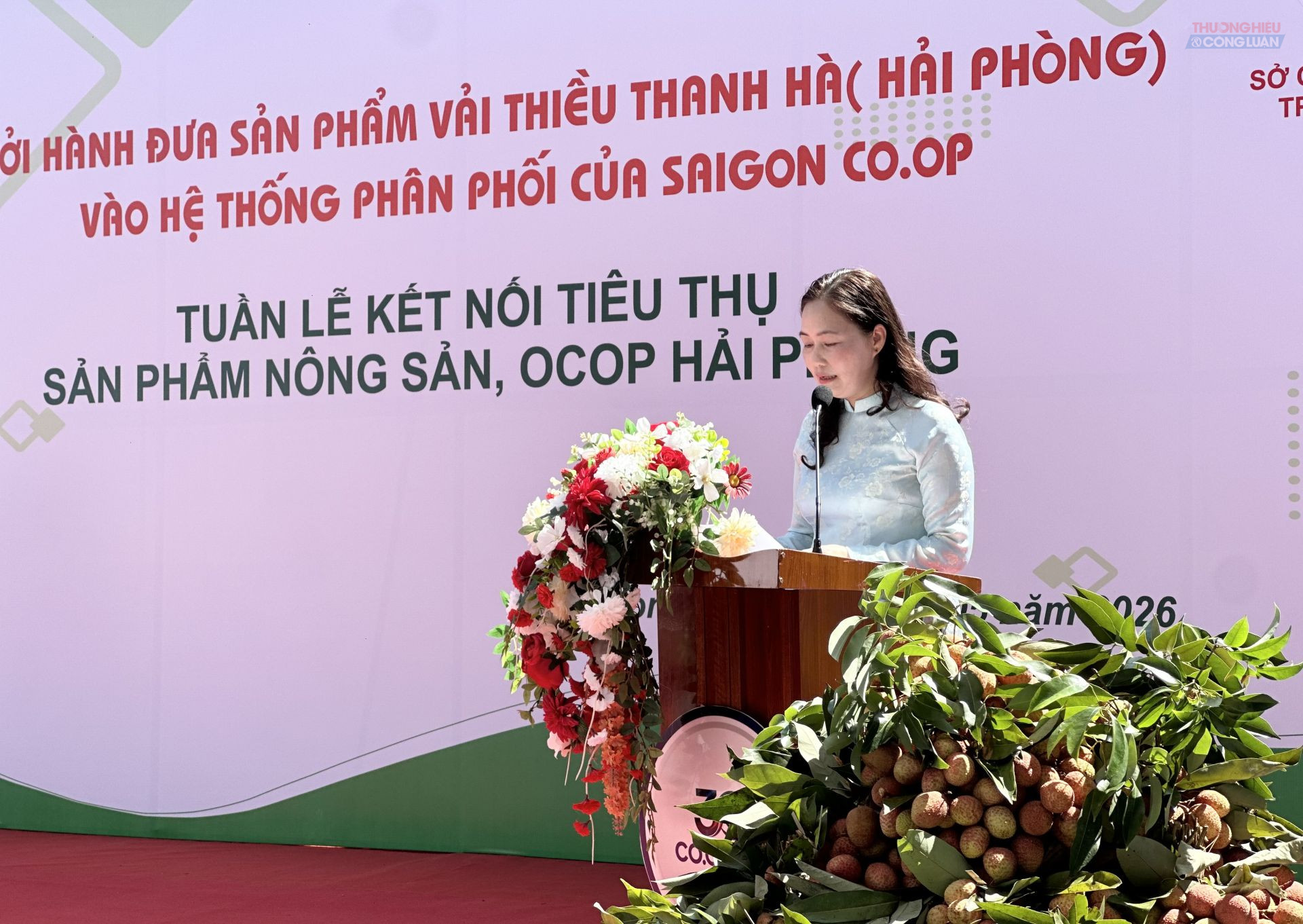 B&agrave; Vũ Thị Kim Phượng, ph&oacute; gi&aacute;m đ&oacute;c Sở C&ocirc;ng Thương Hải Ph&ograve;ng ph&aacute;t biểu tại lễ khởi h&agrave;nh ng&agrave;y 27/5/2026.
