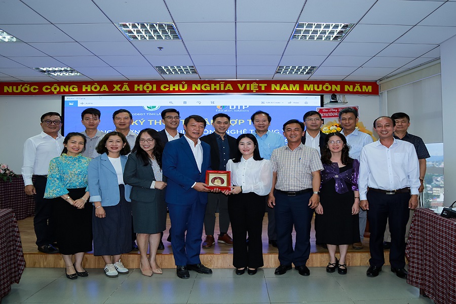L&atilde;nh đạo hai đơn vị chụp h&igrave;nh lưu niệm
