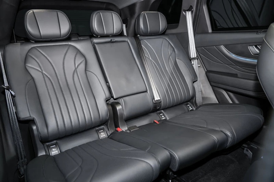 Mẫu SUV 7 chỗ này được trang bị tới 10 túi khí cùng gói hỗ trợ lái nâng cao cấp độ 2.5 với 23 tính năng khác nhau Mẫu SUV 7 chỗ này được trang bị tới 10 túi khí cùng gói hỗ trợ lái nâng cao cấp độ 2.5 với 23 tính năng khác nhau