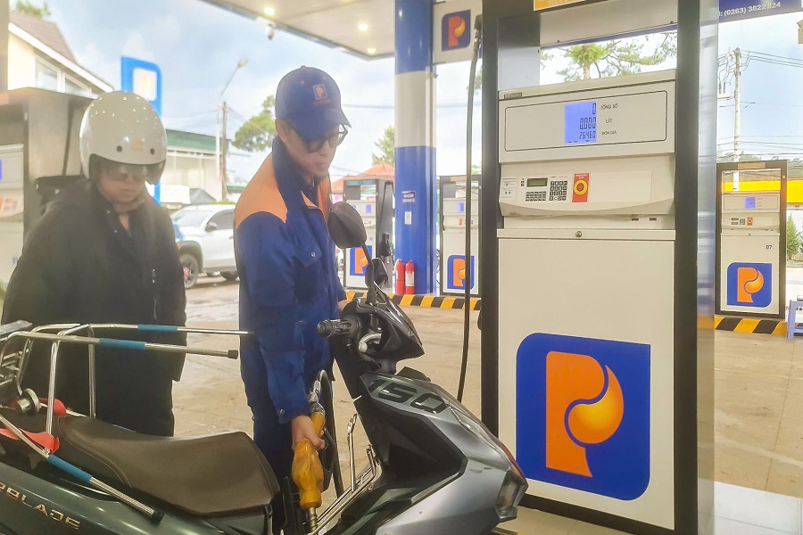 Người d&acirc;n đổ xăng E10. Ảnh: Nguy&ecirc;n Nghĩa