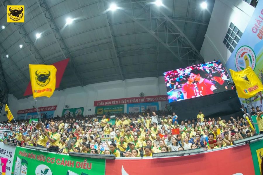 Người h&acirc;m mộ đến chật k&iacute;n nh&agrave; thi đấu tỉnh T&acirc;y Ninh cổ vũ cho trận chung kết giữa VTV B&igrave;nh Điền Long An với Giang T&ocirc; (Trung Quốc).
