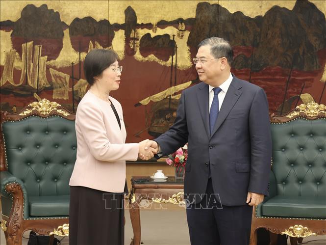 Ph&oacute; Thủ tướng Thường trực Phạm Gia T&uacute;c tiếp b&agrave; Tr&acirc;u Gia Di, Chủ tịch Ng&acirc;n h&agrave;ng Đầu tư cơ sở hạ tầng Ch&acirc;u &Aacute; (AIIB). Ảnh: L&acirc;m Kh&aacute;nh/TTXVN