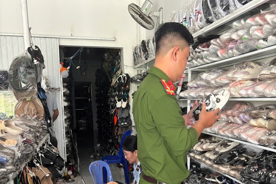 Đội Quản l&yacute; thị trường số 12 phối hợp với C&ocirc;ng an phường H&agrave;m Thắng kiểm tra 01 hộ kinh doanh gi&agrave;y d&eacute;p tr&ecirc;n địa b&agrave;n phường H&agrave;m Thắng, tỉnh L&acirc;m Đồng.
