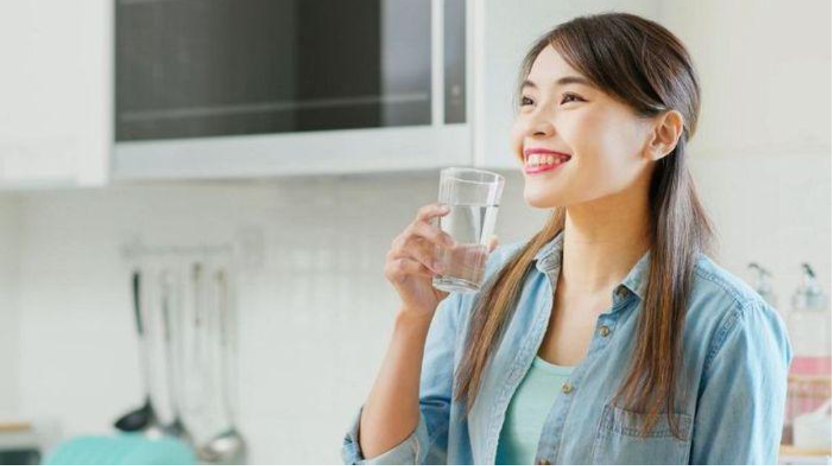 Uống nước ấm giúp cải thiện khàn tiếng lâu ngày Uống nước ấm giúp cải thiện khàn tiếng lâu ngày