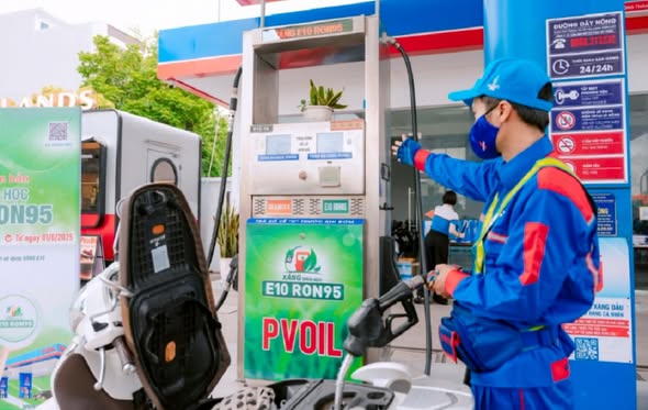 Nhân viên bán lẻ xăng dầu giới thiệu và cung cấp xăng sinh học E10 RON95 tại một cửa hàng của PVOIL trong bối cảnh nhiều quốc gia thúc đẩy chuyển đổi sang nhiên liệu thân thiện môi trường. Nhân viên bán lẻ xăng dầu giới thiệu và cung cấp xăng sinh học E10 RON95 tại một cửa hàng của PVOIL trong bối cảnh nhiều quốc gia thúc đẩy chuyển đổi sang nhiên liệu thân thiện môi trường.
