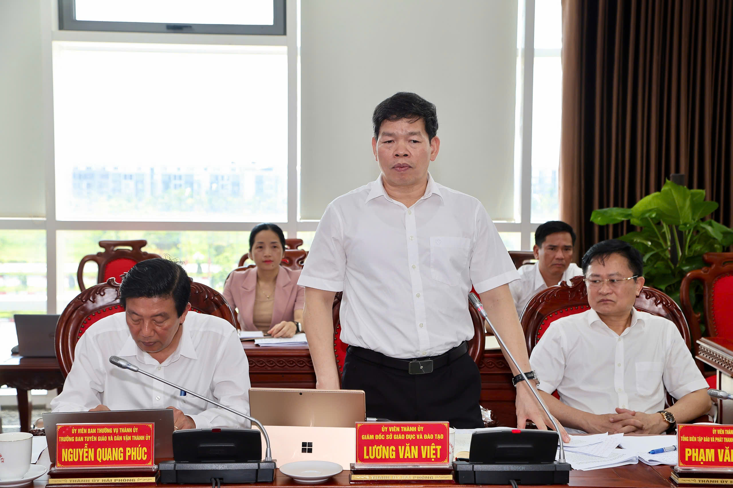 Đồng ch&iacute; Lương Văn Việt, Gi&aacute;m đốc Sở Gi&aacute;o dục v&agrave; Đ&agrave;o tạo b&aacute;o c&aacute;o tại cuộc l&agrave;m việc.