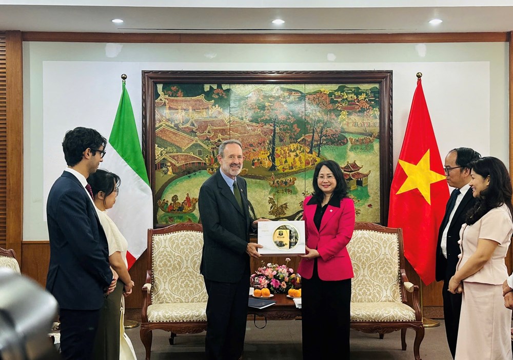Bộ trưởng L&acirc;m Thị Phương Thanh tặng qu&agrave; Đại sứ Marco Della Seta