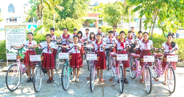 Trao tặng xe đạp mới cho 20 học sinh Trường Tiểu học Quế Xuân 1, xã Xuân Phú (TP. Đà Nẵng). Trao tặng xe đạp mới cho 20 học sinh Trường Tiểu học Quế Xuân 1, xã Xuân Phú (TP. Đà Nẵng).