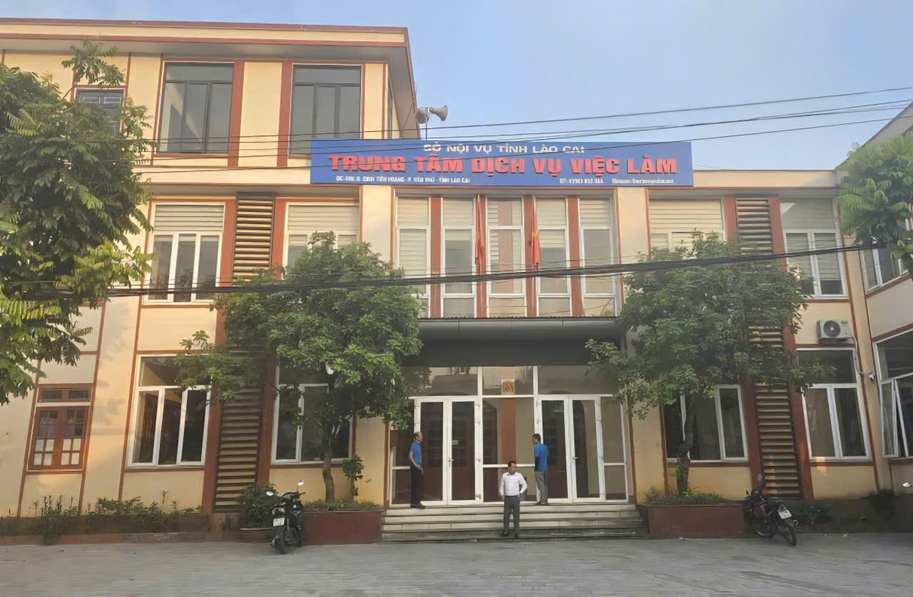 Trụ sở Trung tâm Dịch vụ tổng hợp nội vụ tỉnh Lào Cai (Trung tâm Dịch vụ việc làm) – nơi các cán bộ luôn nêu cao tinh thần trách nhiệm, sẵn sàng hỗ trợ người dân trong mọi tình huống khẩn cấp Trụ sở Trung tâm Dịch vụ tổng hợp nội vụ tỉnh Lào Cai (Trung tâm Dịch vụ việc làm) – nơi các cán bộ luôn nêu cao tinh thần trách nhiệm, sẵn sàng hỗ trợ người dân trong mọi tình huống khẩn cấp