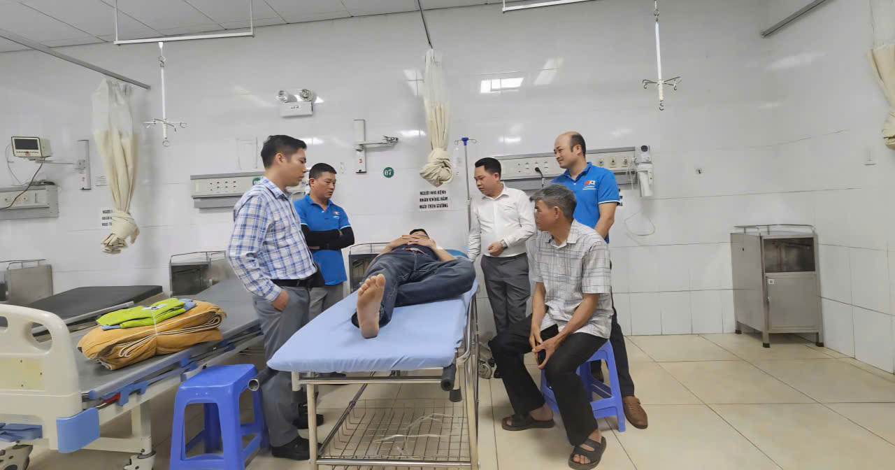 Cán bộ Trung tâm Dịch vụ tổng hợp nội vụ tỉnh Lào Cai kịp thời hỗ trợ người dân gặp sự cố sức khỏe