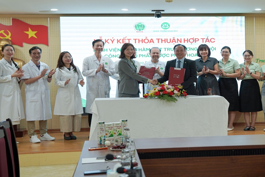 B&agrave; Nguyễn Thị Th&ugrave;y Dung &ndash; Gi&aacute;m đốc Marketing, C&ocirc;ng ty Cổ phần Dược phẩm Hoa Linh v&agrave; PGS.TS Trần Cao B&iacute;nh &ndash; Gi&aacute;m đốc Bệnh viện Bệnh viện Răng H&agrave;m Mặt Trung ương H&agrave; Nội trao hợp t&aacute;c triển khai đề t&agrave;i.