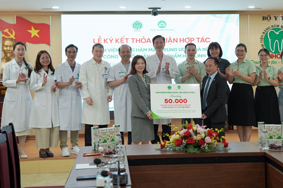B&agrave; Nguyễn Thị Th&ugrave;y Dung &ndash; Gi&aacute;m đốc Marketing C&ocirc;ng ty Cổ phần Dược phẩm Hoa Linh khẳng định cam kết đồng h&agrave;nh l&acirc;u d&agrave;i c&ugrave;ng c&aacute;c hoạt động nghi&ecirc;n cứu khoa học v&agrave; chăm s&oacute;c sức khỏe cộng đồng.