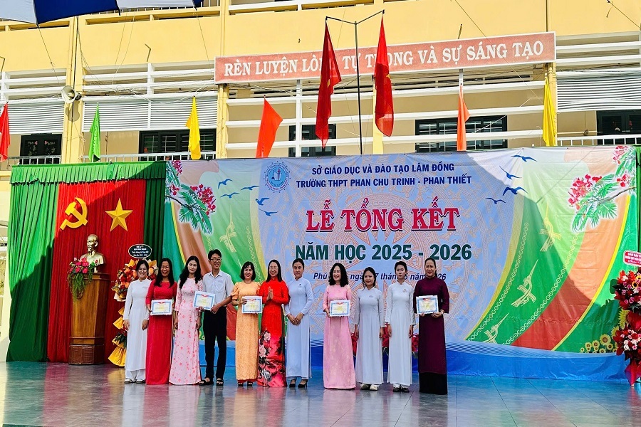 Cô Nguyễn Thị Ngọc Hạnh – Phó hiệu trưởng trao giấy khen cho các tập thể HS và cá nhân GV có thành tích xuất sắc. Cô Nguyễn Thị Ngọc Hạnh – Phó hiệu trưởng trao giấy khen cho các tập thể HS và cá nhân GV có thành tích xuất sắc.