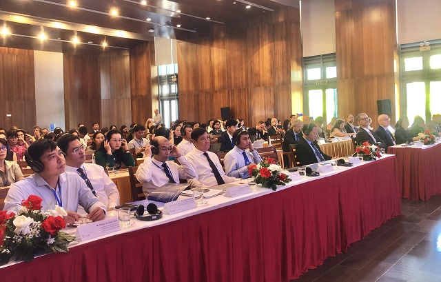 Đại biểu l&atilde;nh đạo, quan kh&aacute;ch tham dự Diễn đ&agrave;n. Ảnh: Viết Hiền.