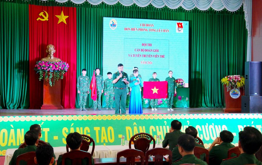C&aacute;c đội thi tham gia phần thi Tuy&ecirc;n truyền vi&ecirc;n trẻ