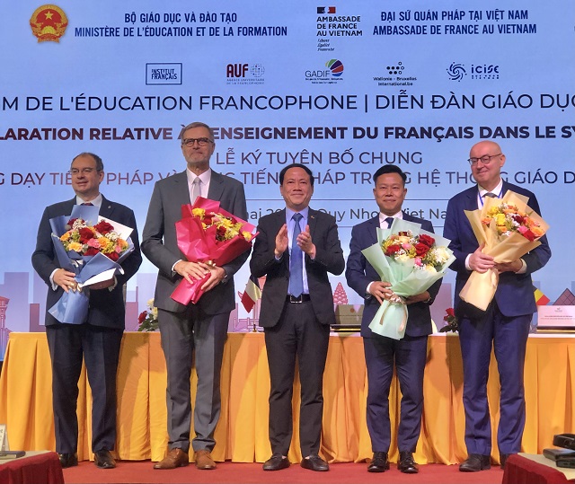 &Ocirc;ng Phạm Anh Tuấn (giữa) tặng hoa ch&uacute;c mừng l&atilde;nh đạo Bộ GD&ĐT Việt Nam v&agrave; c&aacute;c đối t&aacute;c Ph&aacute;p ngữ. Ảnh: Viết Hiền