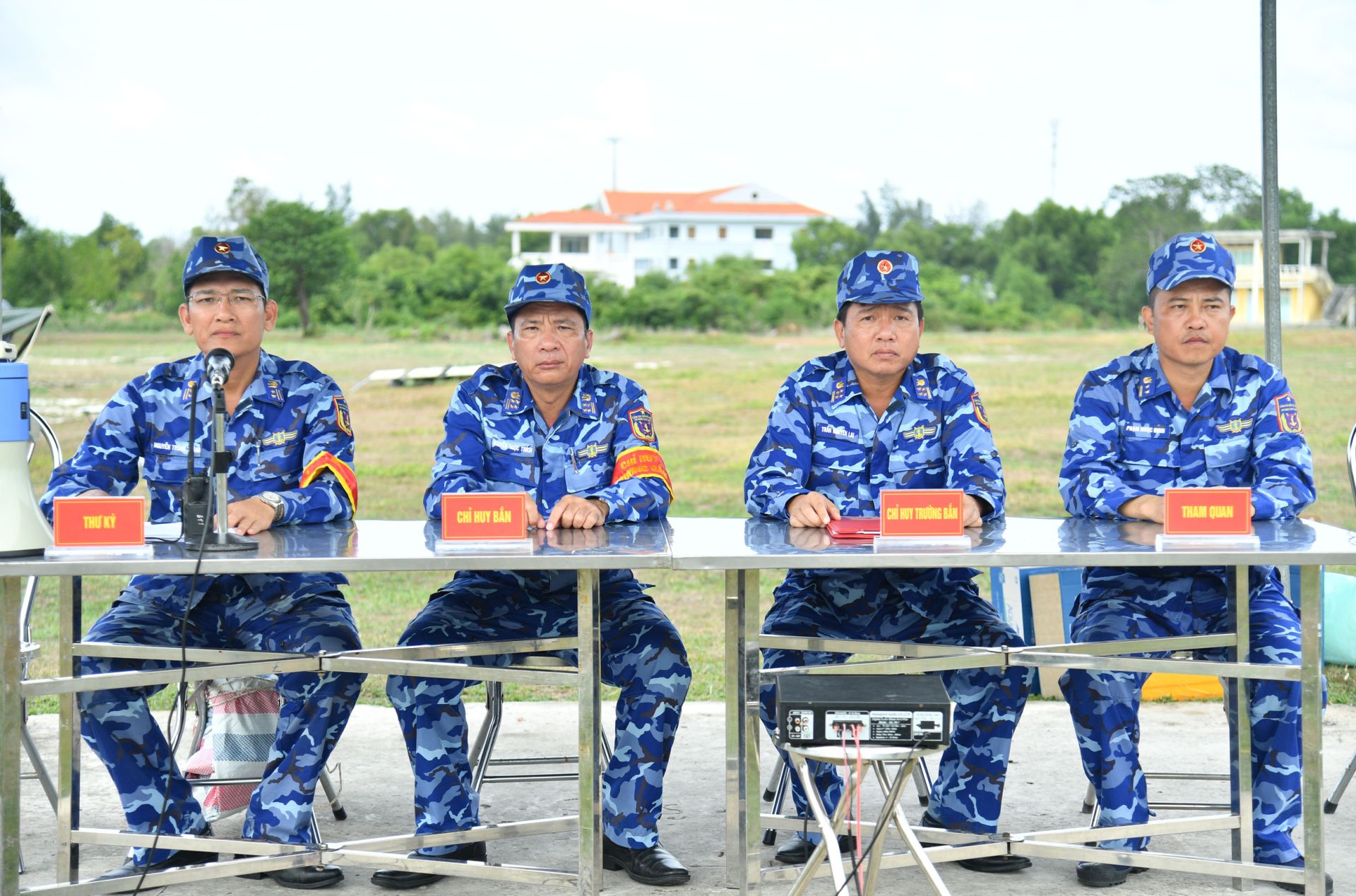 Đại t&aacute; Trần Nguy&ecirc;n Lai (thứ 2, từ phải qua) - Ph&oacute; Tư lệnh, Tham mưu trưởng Bộ Tư lệnh V&ugrave;ng Cảnh s&aacute;t biển 4 trực tiếp theo d&otilde;i, chỉ đạo kiểm tra bắn đạn thật