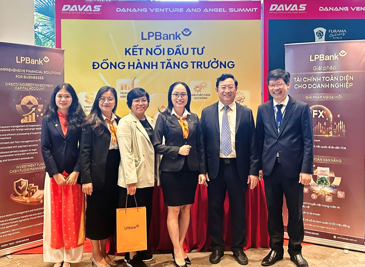 L&atilde;nh đạo Sở Khoa học v&agrave; C&ocirc;ng nghệ th&agrave;nh phố Đ&agrave; Nẵng tham quan gian h&agrave;ng của LPBank tại sự kiện