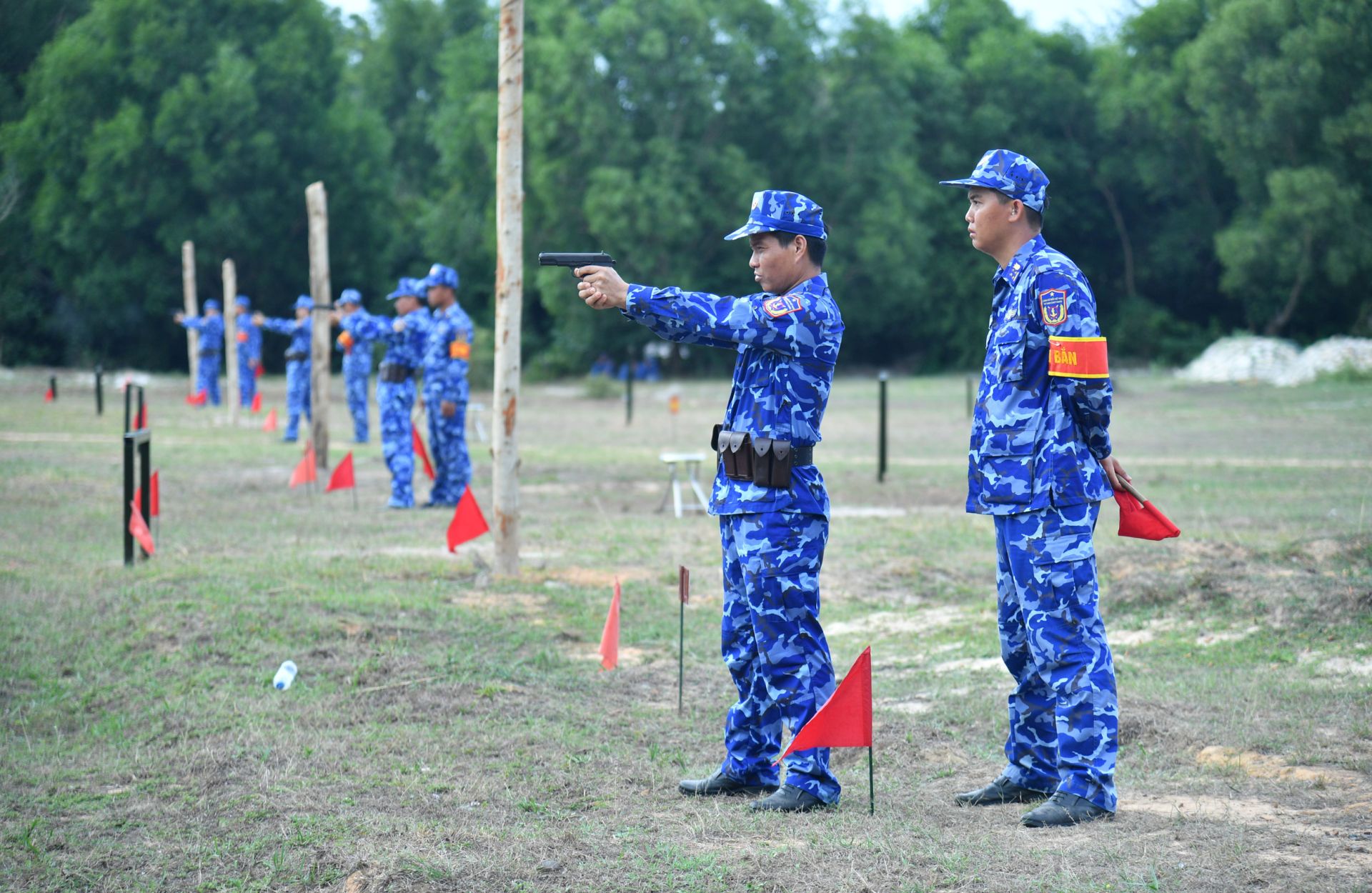 Sĩ quan thực hiện nội dung bắn K54