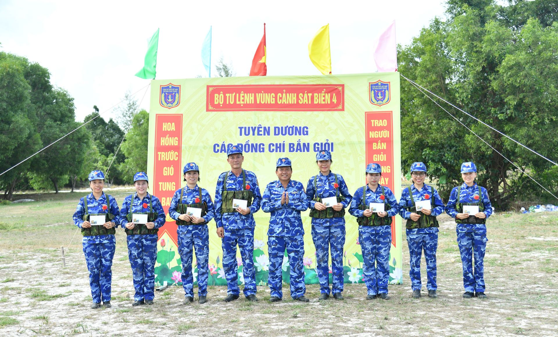 Đại t&aacute; Trần Nguy&ecirc;n Lai - Ph&oacute; Tư lệnh, Tham mưu trưởng Bộ Tư lệnh V&ugrave;ng Cảnh s&aacute;t biển 4 trao &ldquo;Hoa bắn giỏi&rdquo; cho c&aacute;c đồng ch&iacute; đạt kết quả cao