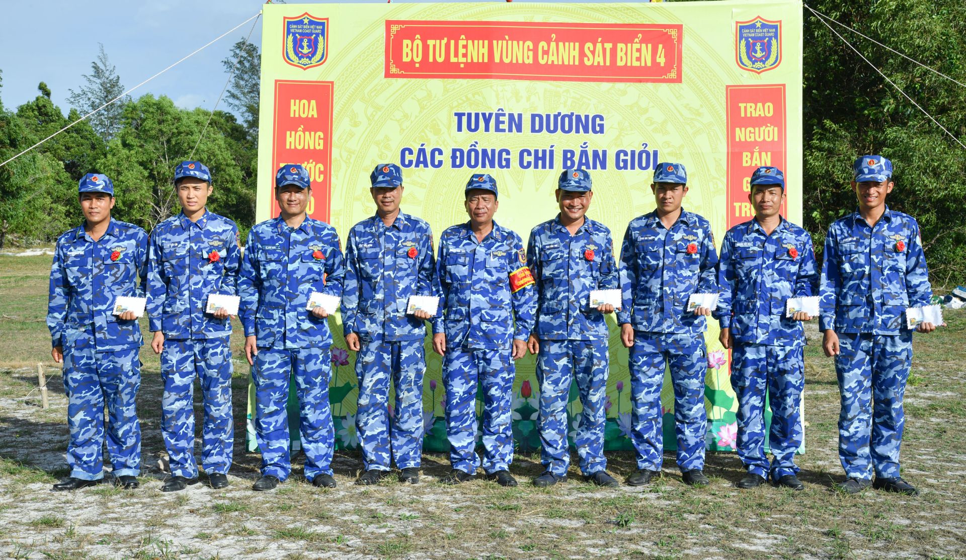 Thủ trưởng Ph&ograve;ng Tham mưu trao &ldquo;Hoa bắn giỏi&rdquo; cho c&aacute;c đồng ch&iacute; đạt kết quả cao