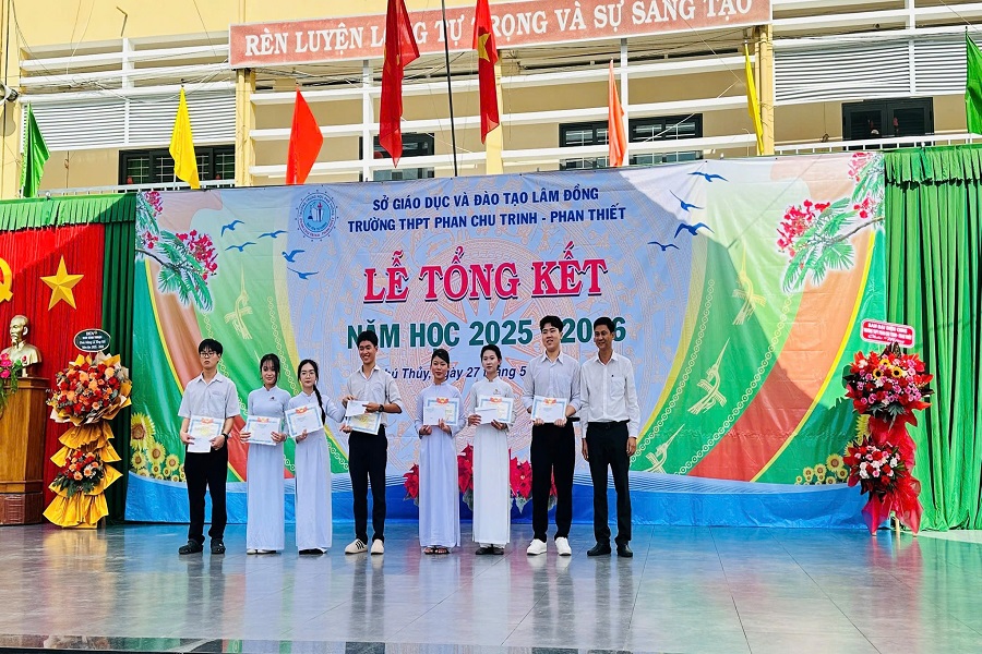 Những tập thể, cá nhân đạt thành tích tốt trong học tập và rèn luyện được vinh danh và khen thưởng. Những tập thể, cá nhân đạt thành tích tốt trong học tập và rèn luyện được vinh danh và khen thưởng.