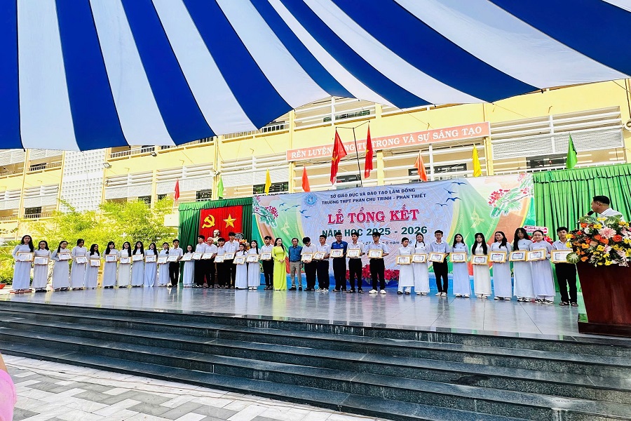 Những tập thể, cá nhân đạt thành tích tốt trong học tập và rèn luyện được vinh danh và khen thưởng Những tập thể, cá nhân đạt thành tích tốt trong học tập và rèn luyện được vinh danh và khen thưởng