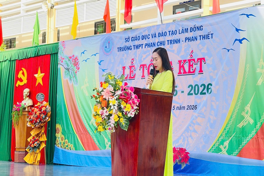 Cô Nguyễn Thị Hồng Giang – Bí thư Đảng bộ, Hiệu trưởng đọc báo cáo tổng kết năm học. Cô Nguyễn Thị Hồng Giang – Bí thư Đảng bộ, Hiệu trưởng đọc báo cáo tổng kết năm học.