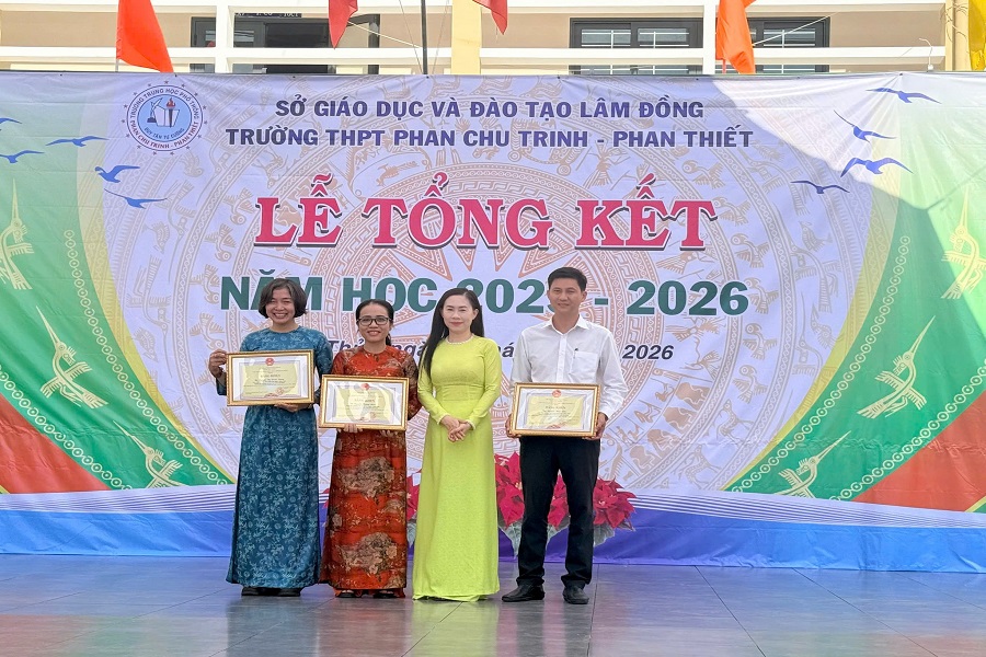 Cô Nguyễn Thị Hồng Giang – Bí thư Đảng bộ, Hiệu trưởng trao Bằng khen của UBND Tỉnh cho 3 thầy cô có thành tích xuất sắc Cô Nguyễn Thị Hồng Giang – Bí thư Đảng bộ, Hiệu trưởng trao Bằng khen của UBND Tỉnh cho 3 thầy cô có thành tích xuất sắc