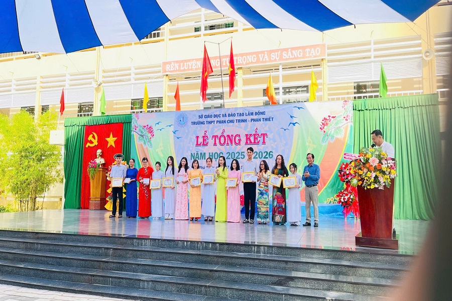 Những tập thể, cá nhân đạt thành tích tốt trong học tập và rèn luyện được vinh danh và khen thưởng Những tập thể, cá nhân đạt thành tích tốt trong học tập và rèn luyện được vinh danh và khen thưởng